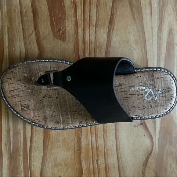 Slightly used slide sandal - Picture 5 of 5